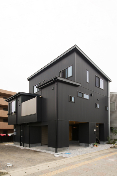 国道端に建つ家