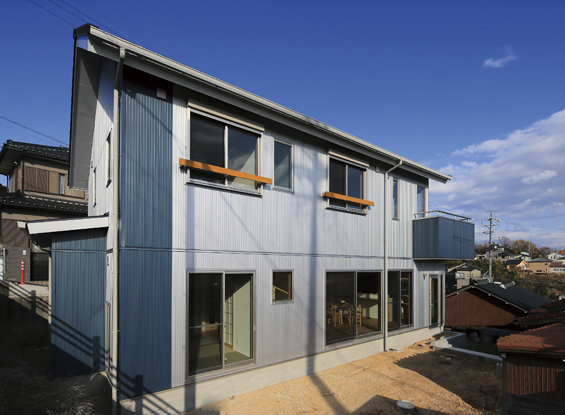 高台に建つ家