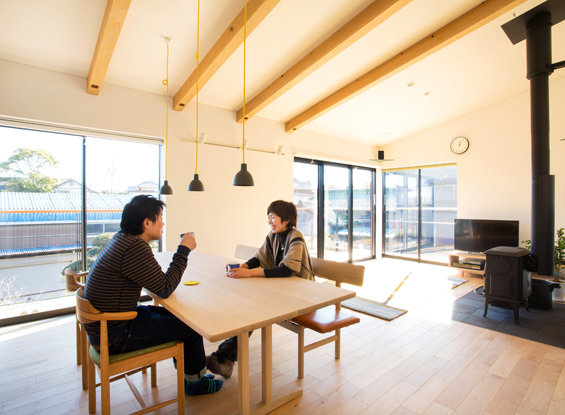 本格薪ストーブと自然素材の家