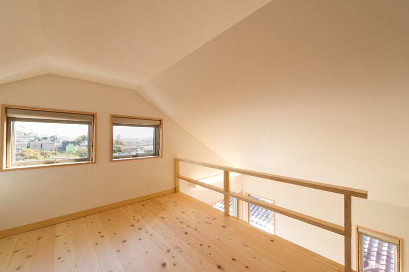 高台に建つ家