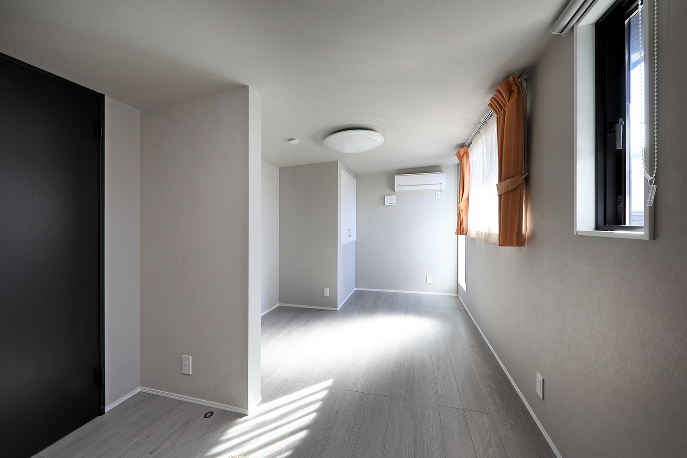 ウッドデッキのあるキュービックハウス