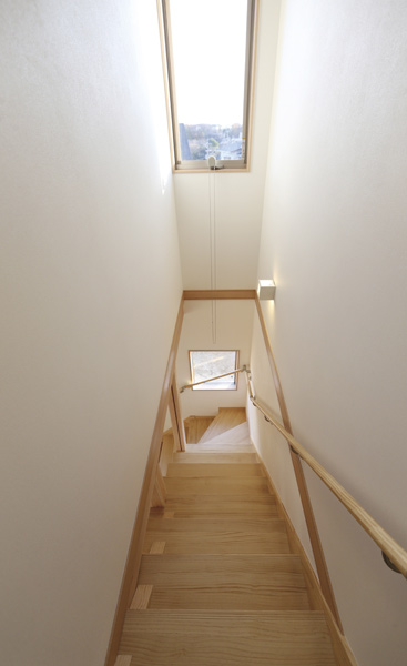 高台に建つ家