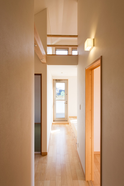 高台に建つ家